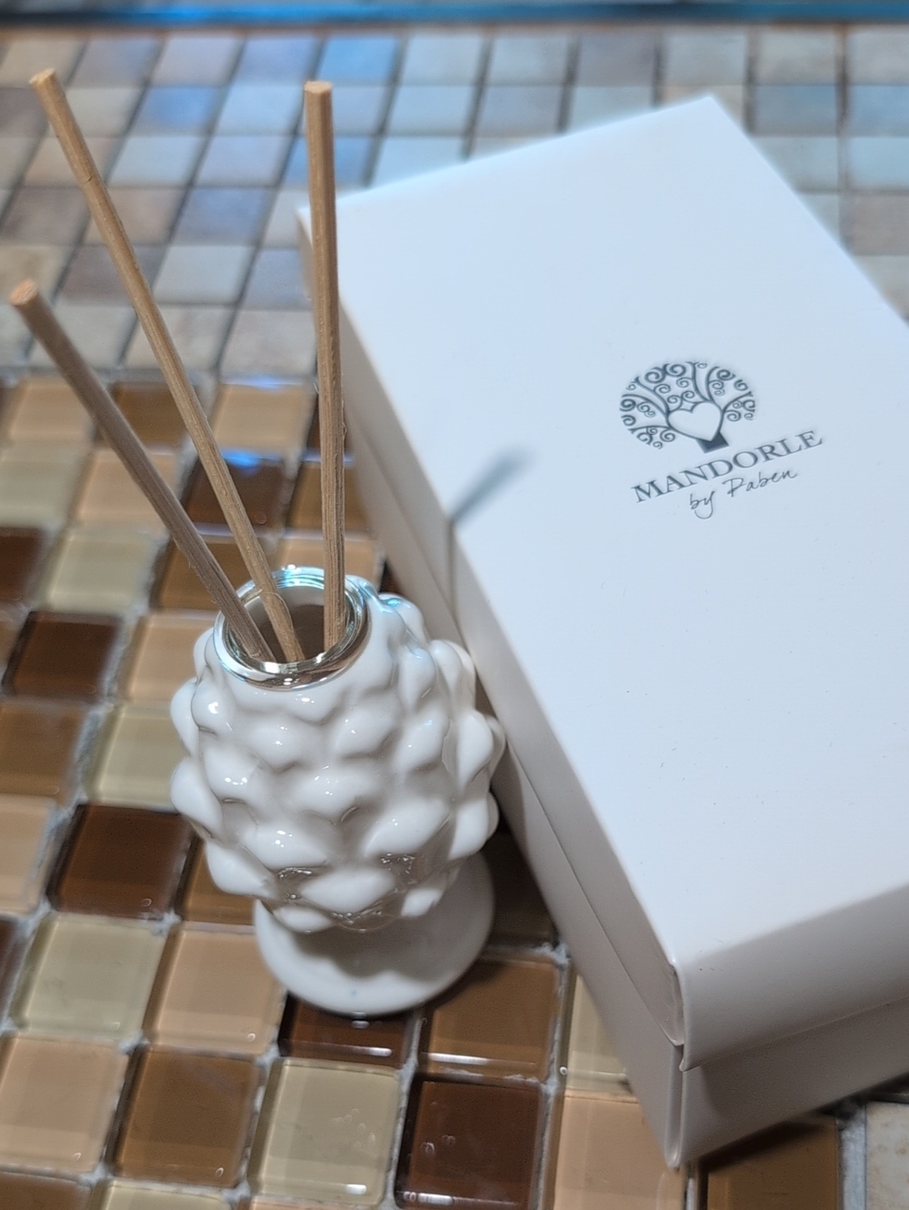 Mandorle White Ceramic Reed Diffuser - Pineapple Elegant Home Accent